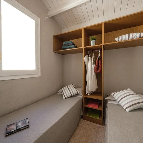 Habitación triple luminosa con camas individuales, armario y ventana. Estival Vendrell Platja | Baix Penedès, Catalunya | Web Oficial.