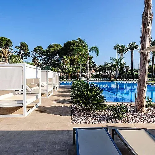 Estival Eldorado Resort: piscina i gandules modernes davant del mar. Reserva al lloc web oficial Estival Group.