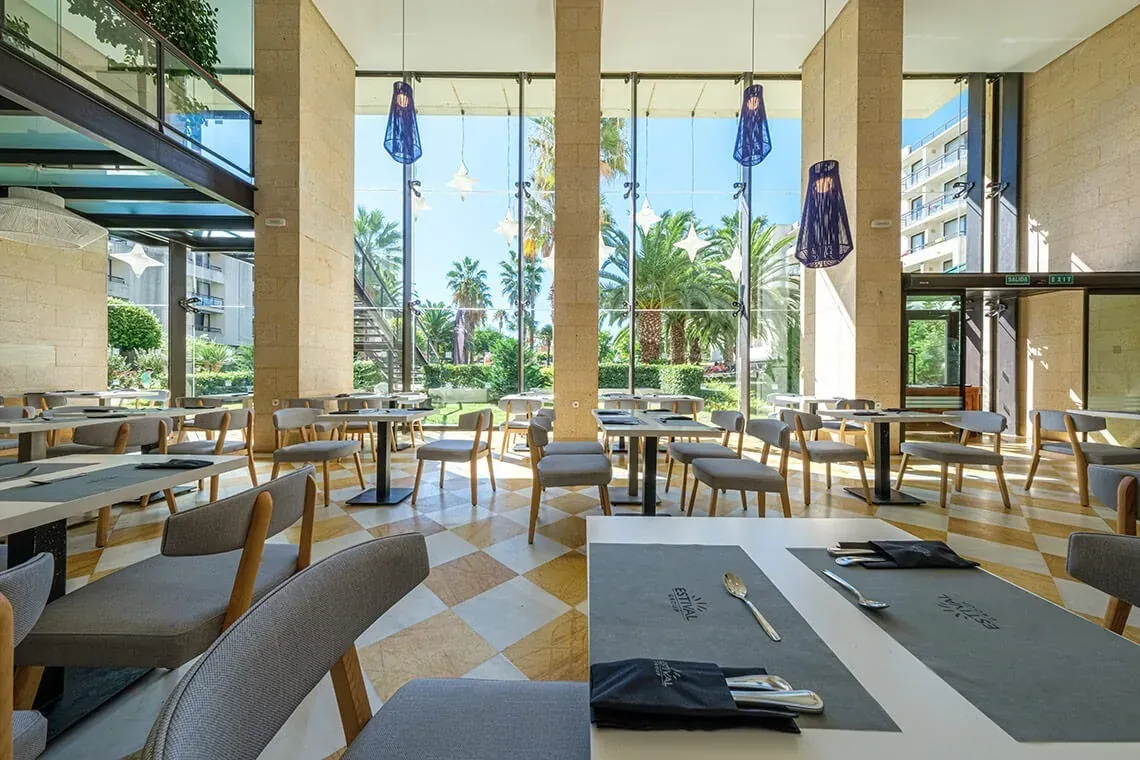 Restaurant ESTIVAL: Corporativa avec vue jardin et tables dressées.