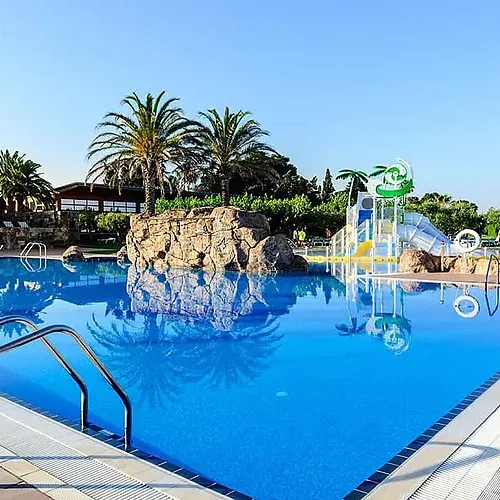 Piscina Estival Eldorado Resort amb tobogan i palmeres. Estival Group | Lloc Web Oficial