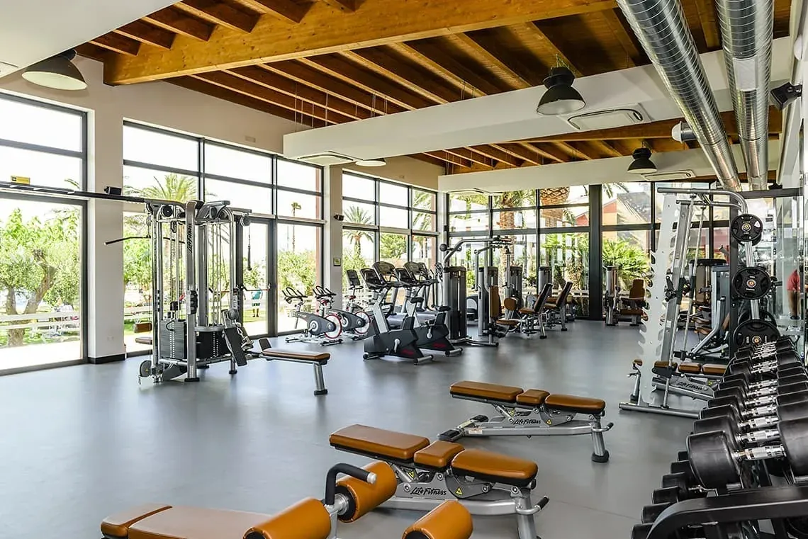 Modern ESTIVAL: Corporativa gym with outdoor views and full equipment.