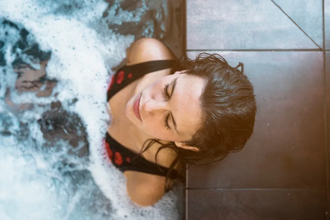 Relájate en ESTIVAL: Corporativa jacuzzi con burbujas y vistas a la piscina.