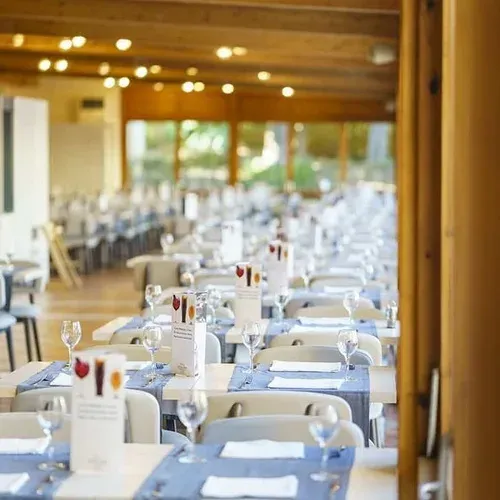 Sala ESTIVAL per a esdeveniments corporatius, preparada per banquets.