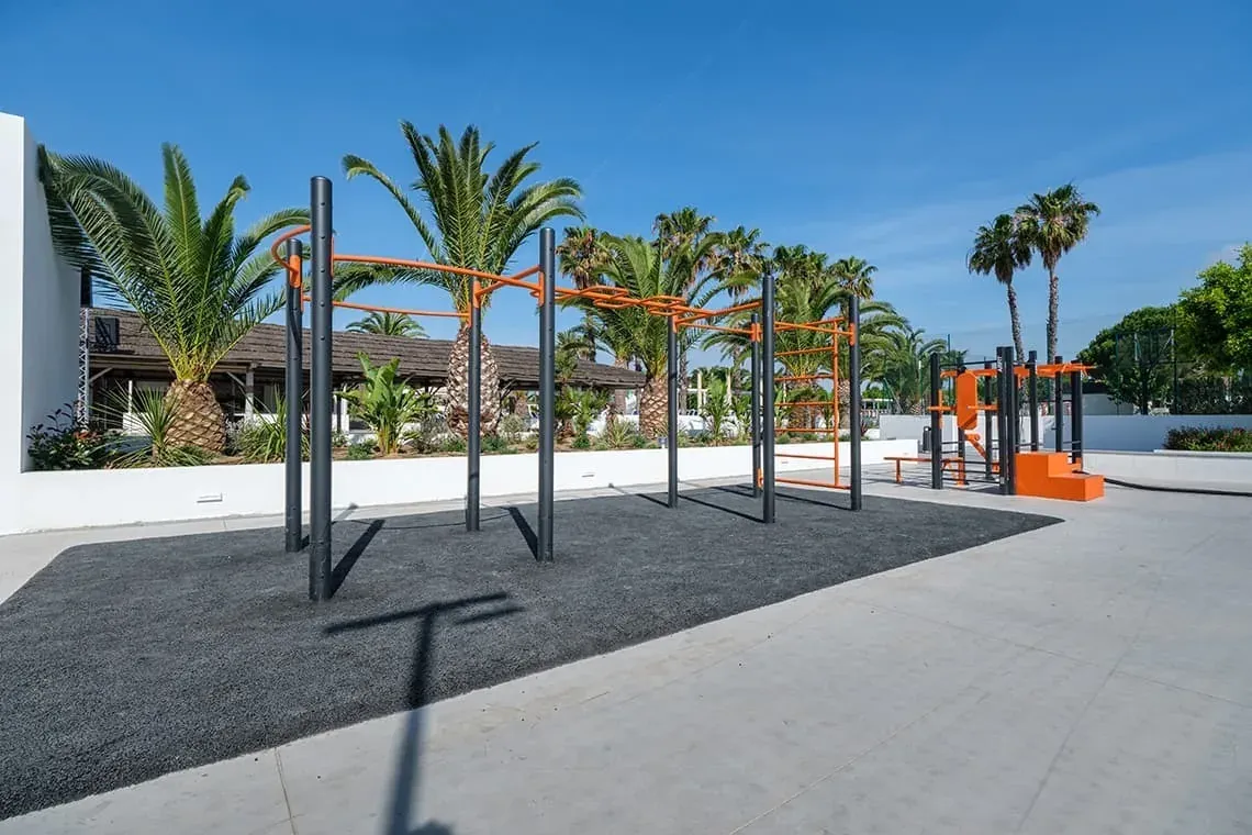 Equipamiento deportivo al aire libre en ESTIVAL: Corporativa, ideal para ejercicio.