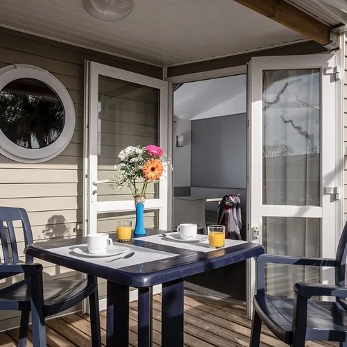 Terraza con mesa y sillas, Estival Vendrell Platja | Baix Penedès, Catalunya | Web Oficial