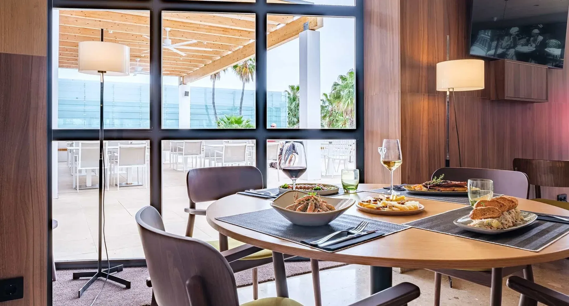 Gastronomie de l'Hôtel Oassium Platja de la Pineda : un dîner élégant avec vue.
