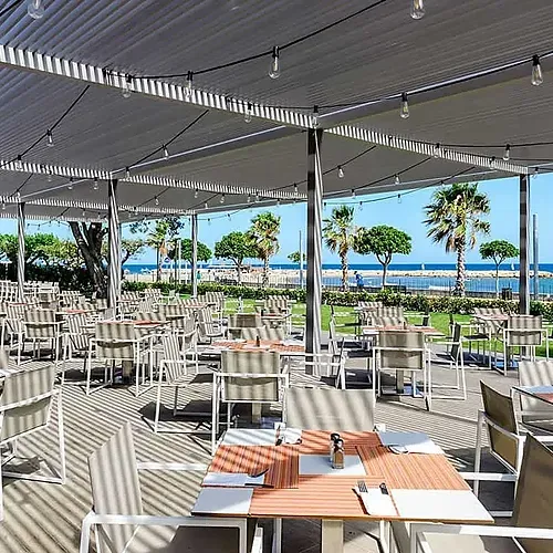 Estival Eldorado Resort: terrassa exterior amb taules davant del mar, Estival Group.