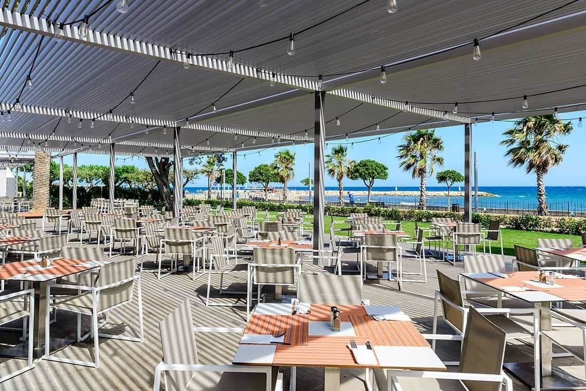 Terraza de restaurante con vistas al mar en Estival Eldorado Resort. ¡Reserva ya!