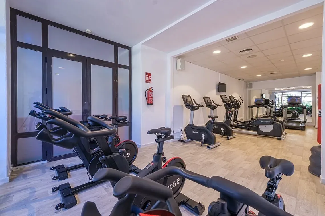 Modernes ESTIVAL: Corporativa Fitnessstudio mit Ergometer, Ellipsentrainer und Laufbändern.