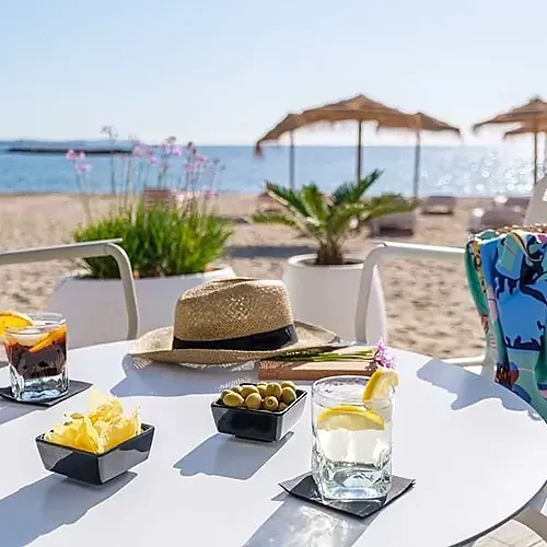 Taula amb begudes i snacks a la platja, Estival Eldorado Resort | Lloc Web Oficial