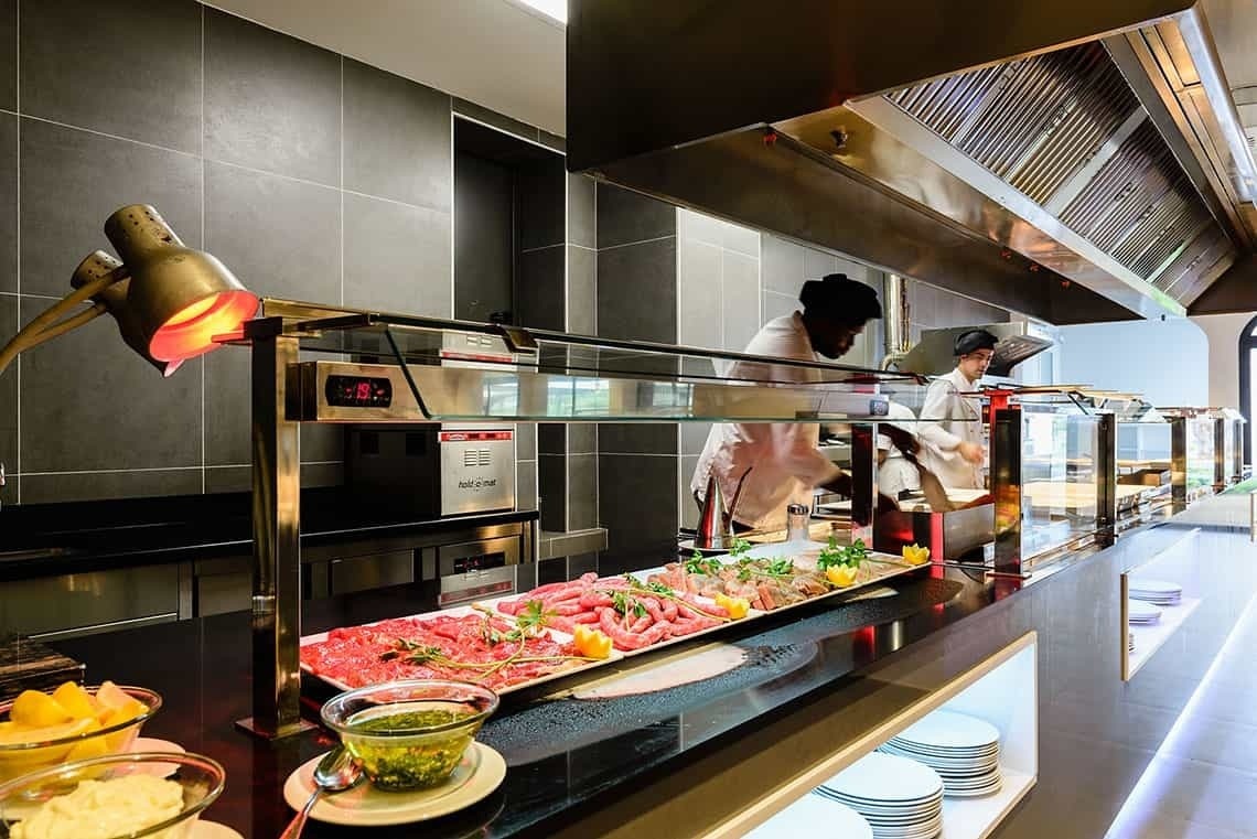 Buffet de carnes y ensaladas en Estival Eldorado Resort | Estival Group | Web Oficial