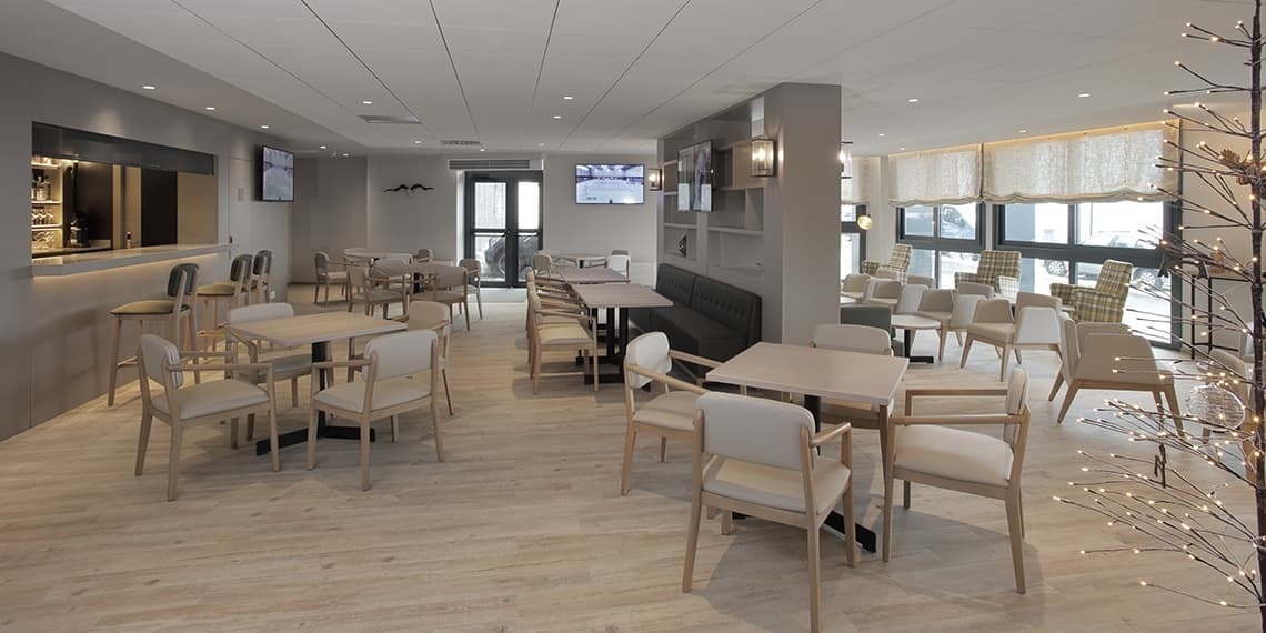 un restaurant amb moltes taules i cadires