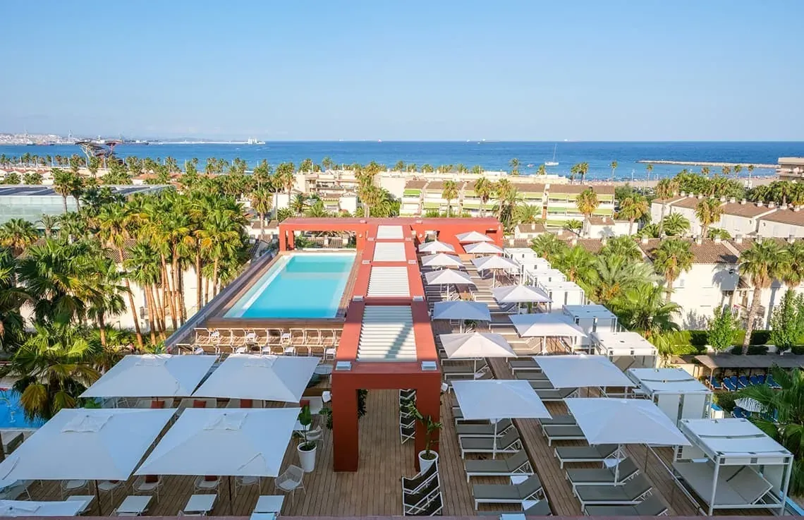ESTIVAL: Piscina y terrazas con vistas al mar, ideal para eventos corporativos.