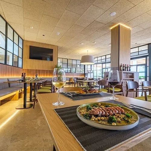 ESTIVAL: Corporate restaurant, elegant interior with set tables.