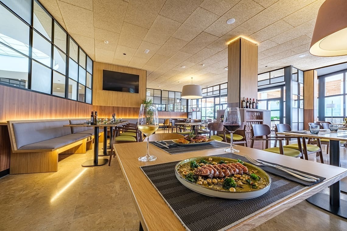 Restaurante ESTIVAL: Corporativa, elegante interior con mesas preparadas.