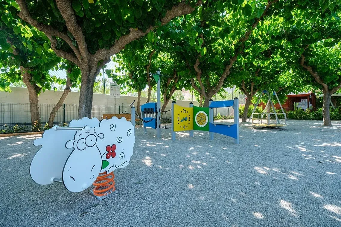 Parque infantil ESTIVAL: Corporativa, ideal para familias, con columpios y un balancín de oveja.