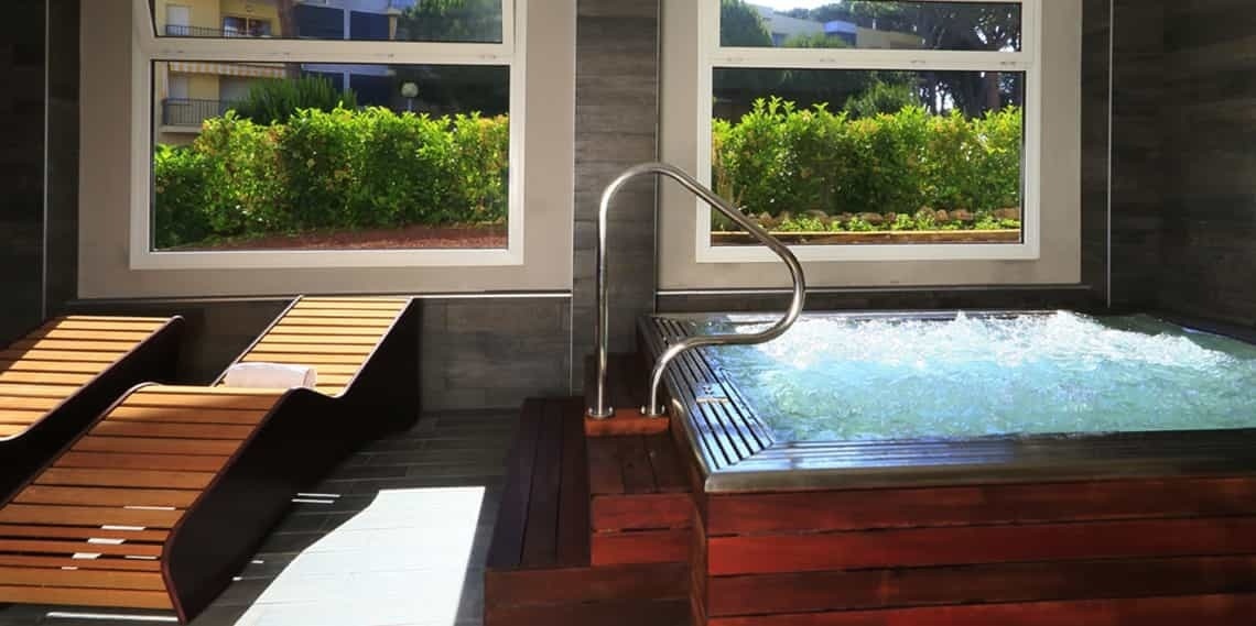 un jacuzzi a l' interior d' un saló de salut