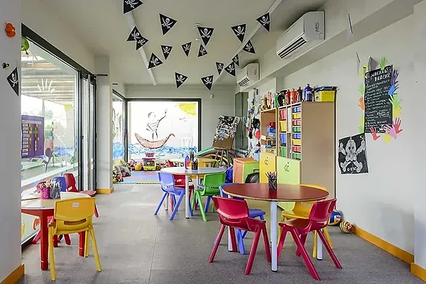 Salle de classe pirate ESTIVAL: Corporative, avec tables et chaises colorées pour enfants.