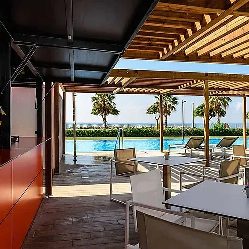 Bar a la piscina de l'Estival Eldorado Resort amb vistes al mar. Estival Group.