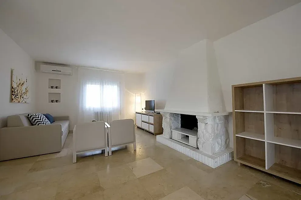 ESTIVAL: Sala de estar moderna con chimenea y sofá.