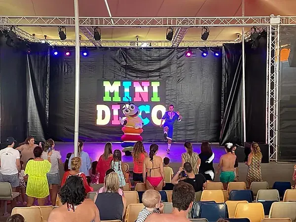 Mini Disco" Show mit Maskottchen bei ESTIVAL: Corporativa.