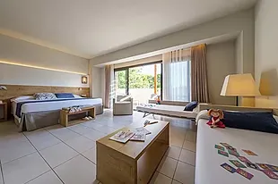 Suite familiar ESTIVAL: Corporativa con camas, sala y balcón.
