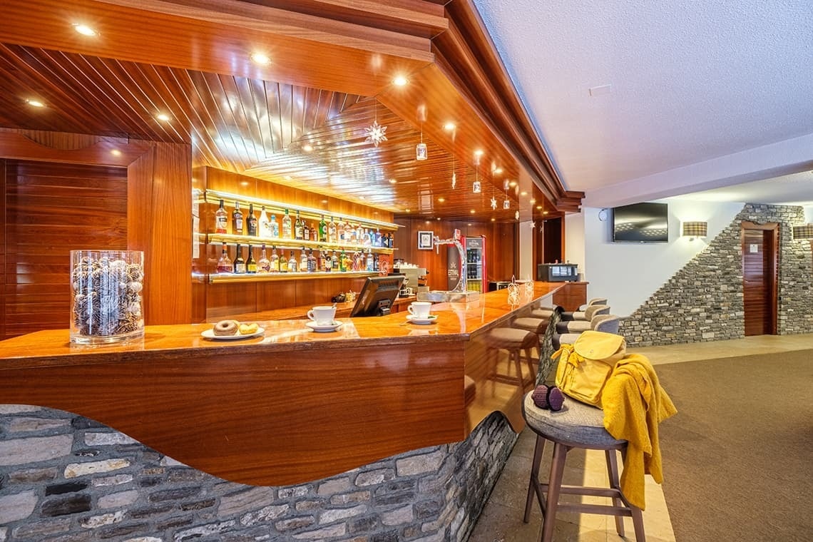 un bar amb moltes botelles de licor a la paret