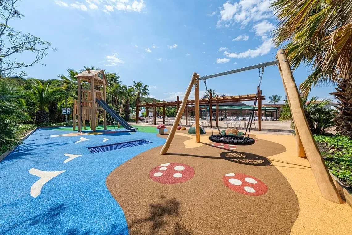 Parc infantil ESTIVAL: Corporativa amb tobogan i gronxador.