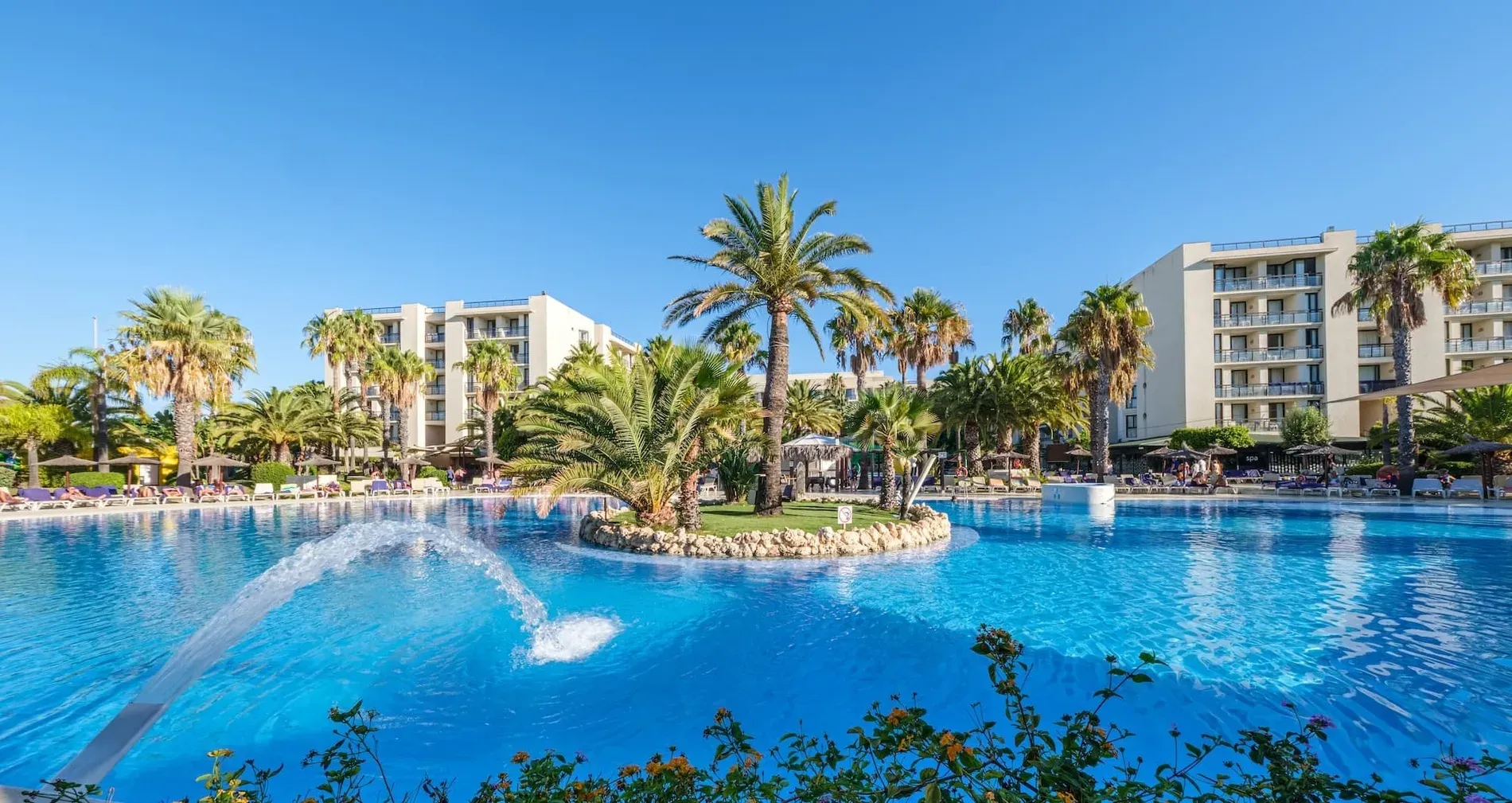 Resort con piscina cristalina y palmeras. Conoce más Sobre nosotros | Estival Group Hotels & Resorts | Web Oficial.