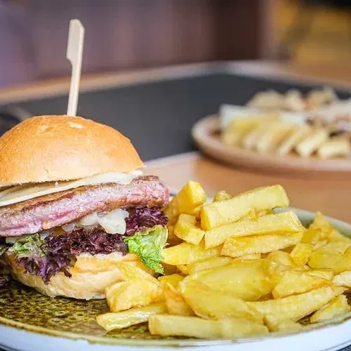 ESTIVAL: Corporativa - Gourmet burger and fries perfect for your corporate event.