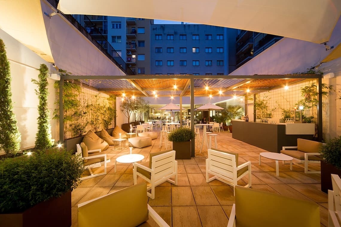 una terrassa coberta d' ombres i cadires