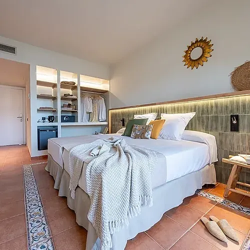 Habitació lluminosa a Hotel Estival Park Marena 4* Superior, amb llit doble, armari obert i terra de terracota.