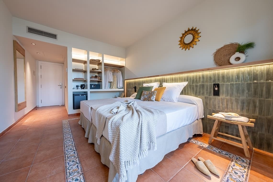 Geräumiges Doppelzimmer im Hotel Estival Park Marena 4* Superior, Tarragona. Moderne Einrichtung mit offenem Kleiderschrank und Komfort.