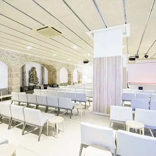 Estival Park Almaris: Modern conference hall with seating and stage. Estival Group | Tarragona.