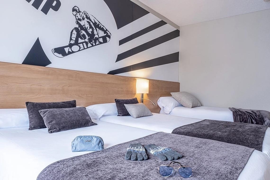 Hotel Sporting Andorra: 3 camas, mural snowboard y accesorios. ¡Reserva ya!