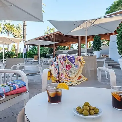 Relax a Estival Eldorado Resort amb begudes, llibres i tovallola. Estival Group Oficial.