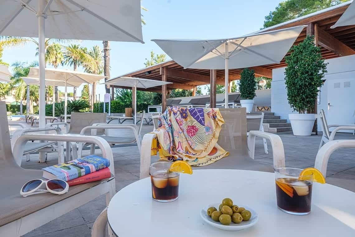 Relax junto a la piscina en Estival Eldorado Resort | Estival Group | Web Oficial