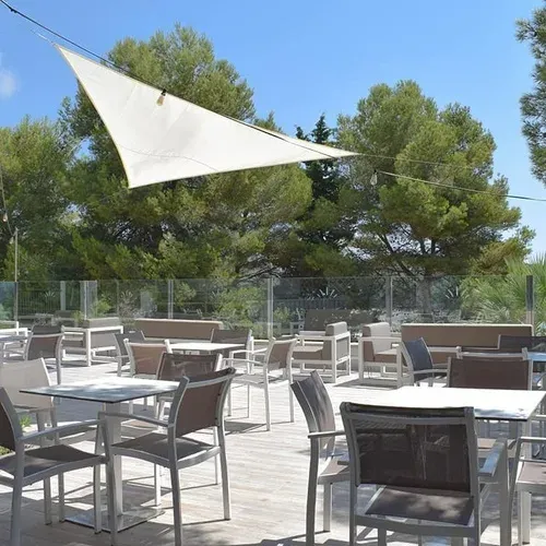 Terrasse de l'Estival Torre de la Mora | Estival Group | Tarragone : tables et chaises extérieur avec vue mer.
