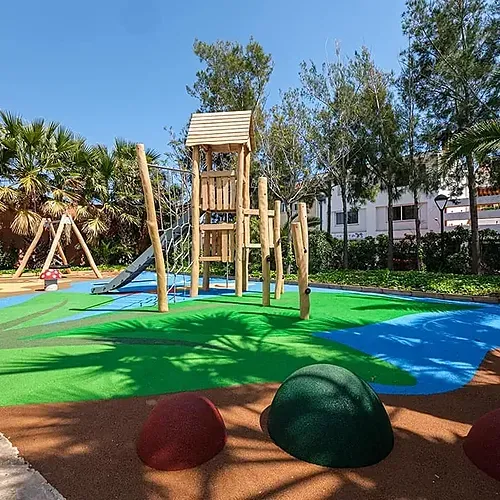Aire de jeux pour enfants avec structure en bois, toboggan et balançoire. Estival Torre de la Mora | Estival Group | Tarragone.