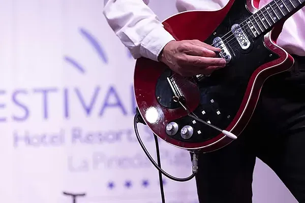 Gitarrist bei ESTIVAL: Corporativa, Hotel Resort La Pineda.
