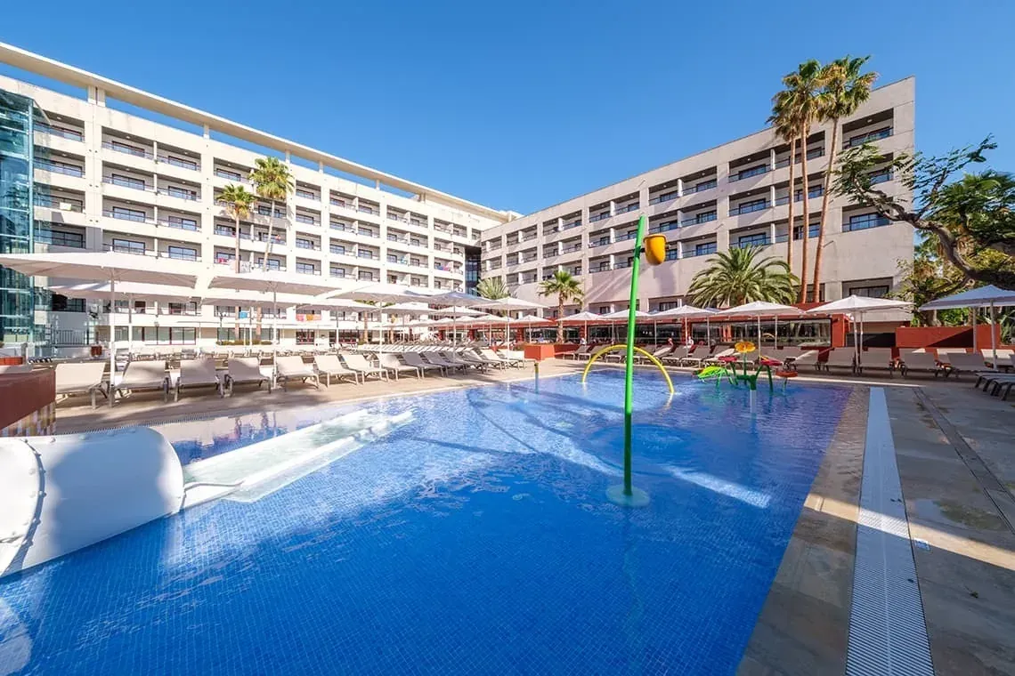 ESTIVAL: Piscina infantil con tobogán y palmeras junto al hotel.
