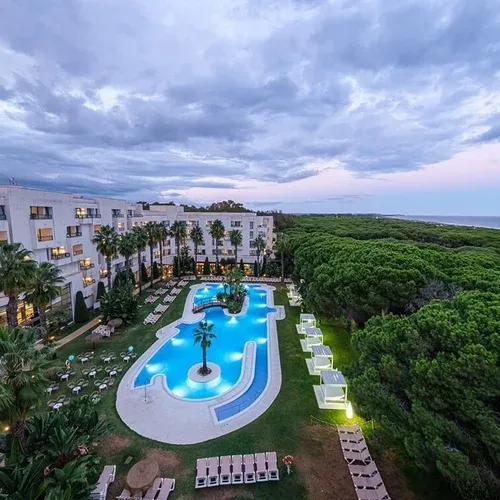 Estival Isla Cristina 4* Superior: Piscina i boscos de pins a Huelva.