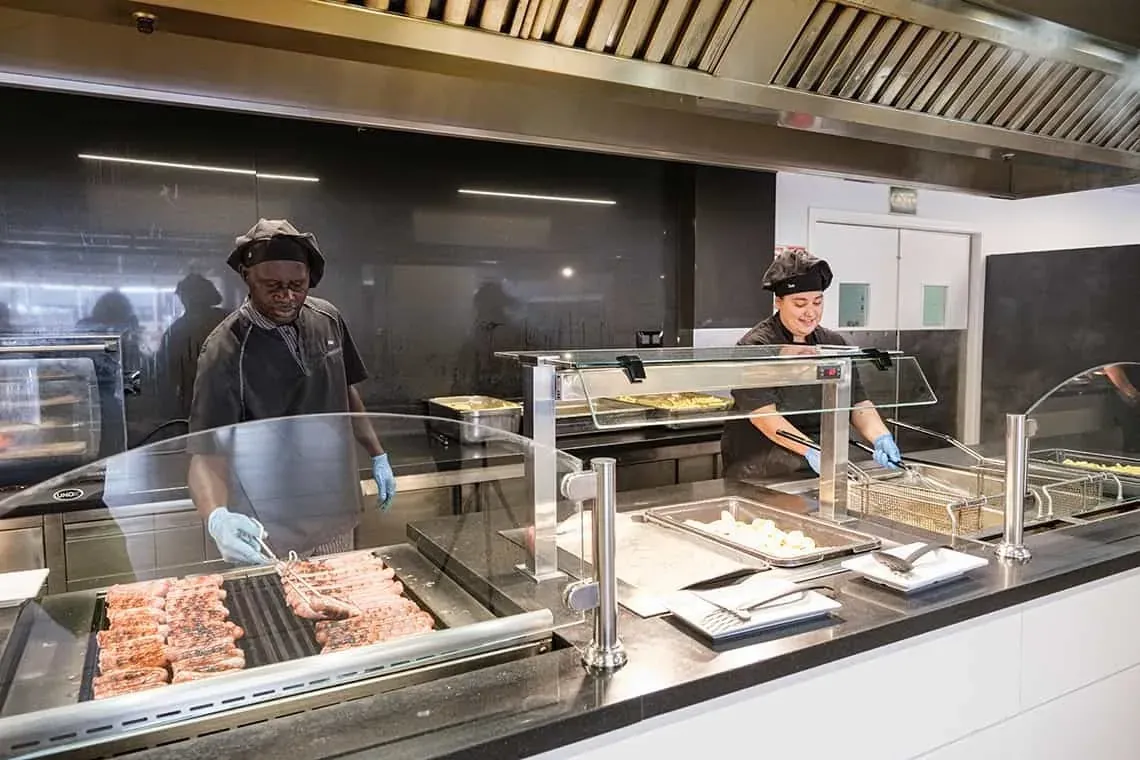 ESTIVAL: Firmenküche: Köche bereiten Essen in professioneller Küche zu.