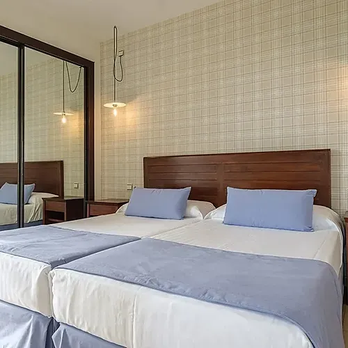 Habitació doble amb llits separats a Estival Isla Cristina 4* Superior.