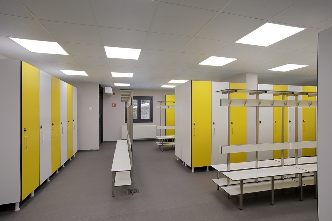 Vestiaires d'entreprise ESTIVAL : casiers jaunes et blancs, bancs