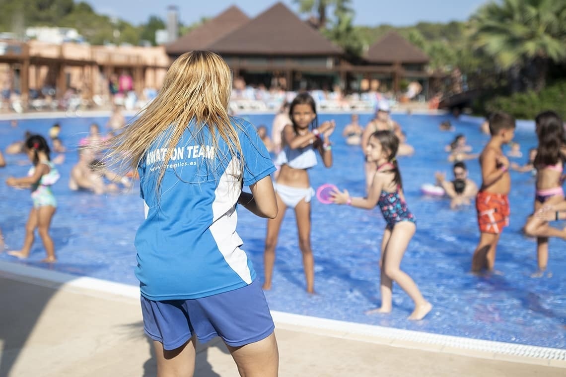 una mujer con una camisa azul que dice knot on team