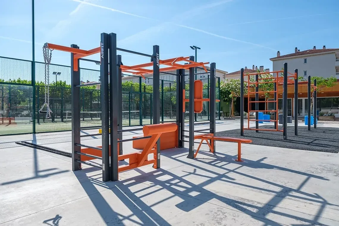 ESTIVAL: Corporativa al aire libre. Equipo de gimnasia moderno.