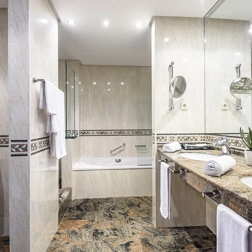 Modern hotel bathroom with double sink and bathtub, perfect for ESTIVAL: Corporativa.