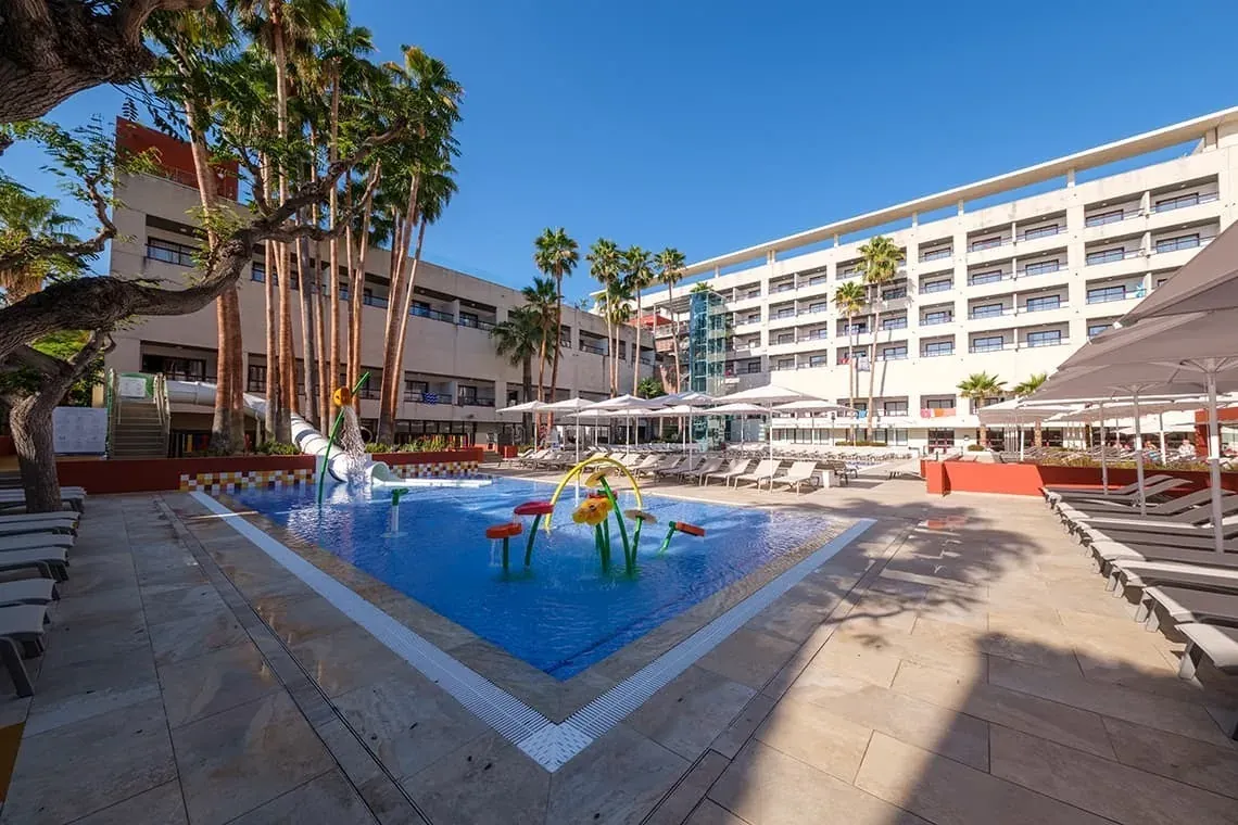 Piscina y tobogán acuático en hotel ESTIVAL: Corporativa, perfecto para familias.