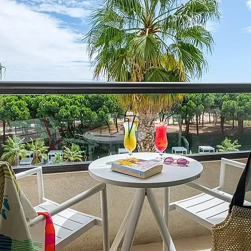Balcó amb vistes a palmeres i piscina, Estival Isla Cristina 4* Superior | Huelva | Web Oficial